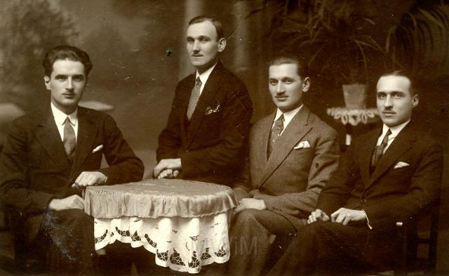 KKE 3846.jpg - Od lewej: drugi Franciszek Szymański - kuzyn Heleny Grabek, z kolegami, Kalisz, 14.12.1931 r.